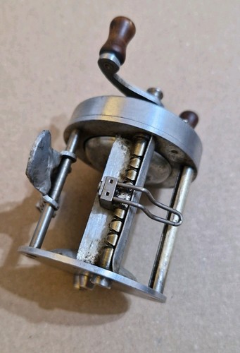 Vintage small multiplier reel - small,